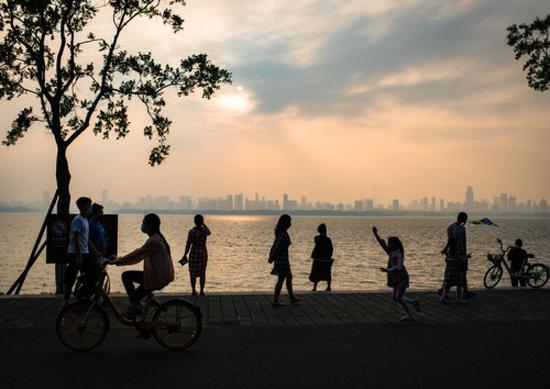 人们在武汉东湖绿道游玩（5月5日摄）。新华社记者 肖艺九 摄