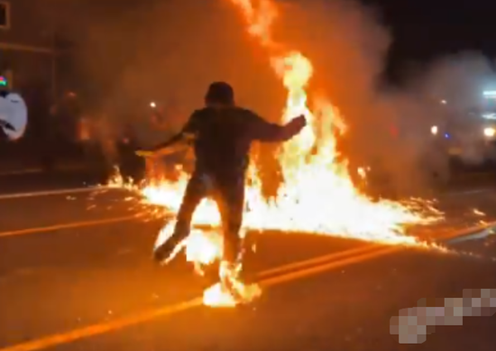 示威者双腿起火（视频截图）