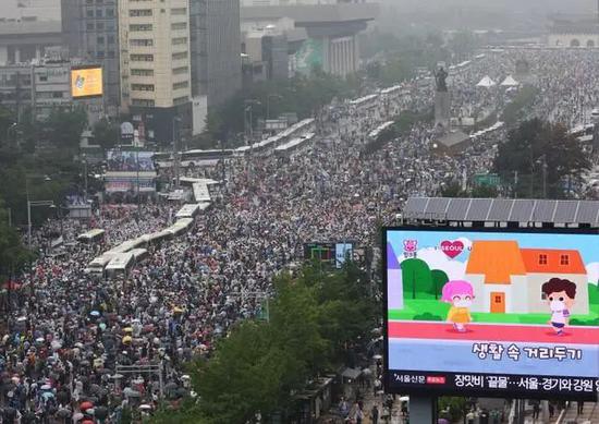 “爱第一教会”在8月初无视了政府规定，煽动数万人一起走上街头参加集会，如今这些在当天参加集会的人接连确诊感染。韩联社图