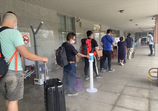 入境旅客在金门机场等待检测（台媒图）