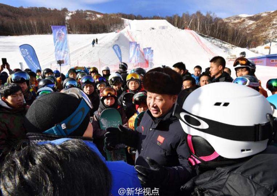 2017年1月23日,中共中央总书记、国家主席、中央军委主席习近平在河北省张家口市考察北京冬奥会筹办工作。这是习近平在云顶滑雪场同正在这里集训的国家滑雪队运动员及滑雪爱好者亲切交谈。新华社记者 李涛摄