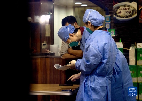  3月17日凌晨，上海市青浦区疾控中心流调人员在相关场所进行排摸。新华社记者 刘颖 摄