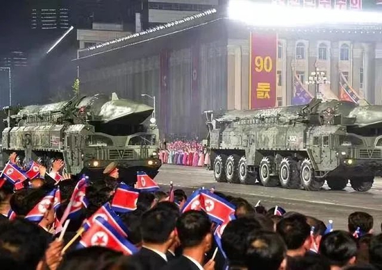 4月25日，平壤举行庆祝朝鲜人民军诞生90周年的主题阅兵式