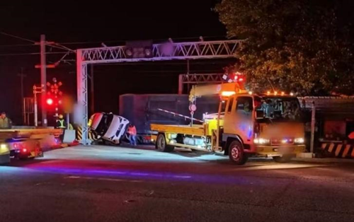 台媒：驾车违规穿越铁路道口被撞，台铁证实肇事者为内部员工