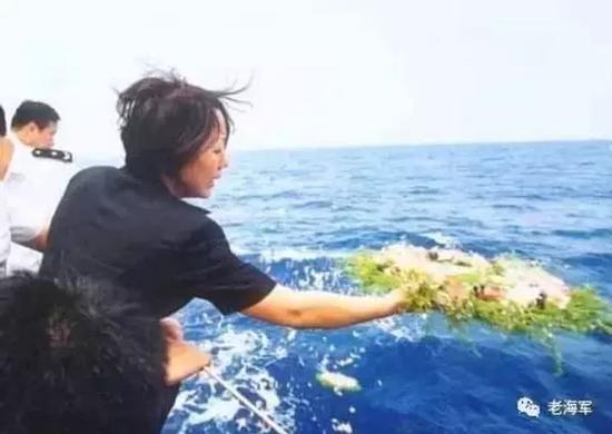 王伟妻子发文祭奠“等你回家” 儿子已成海军