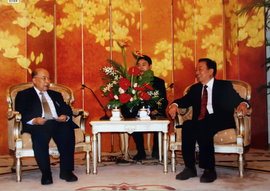 2009年11月,日本旭川庄第20次福利之翼访沪团来访之际,周慕尧会见江草