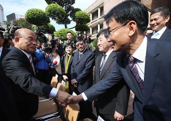 “行政院长”苏贞昌团队14日宣誓就职，苏贞昌（左）与 “农委会主委”陈吉仲（右）等“阁员”握手打气。（图片来源：台湾“中时电子报”）