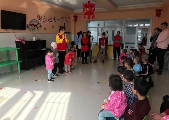 图为义工老师带孩子们做游戏。北京市慈善义工联合会张家口分会供图 千龙网发