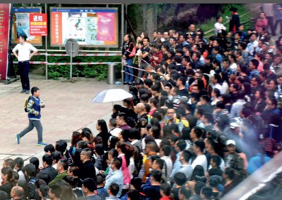 2016年4月, “全国小学数学奥林匹克比赛”决赛在四川成都的一个考点,家长等待学生出来。图/视觉中国