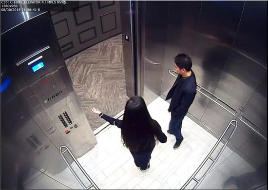 图片来源：警方公布电梯间监控照片