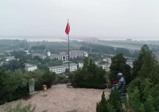 △67年后再从此处眺望,旧貌换新颜。远处右边的红色桥梁是郑焦城际铁路黄河大桥(2014年5月建成通车),左边的黑色桥梁是京广铁路黄河大桥(1960年4月建成通车,2014年5月退役)。(央视记者谢岩鹏拍摄)