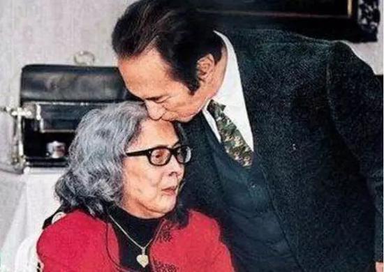 赌王何鸿燊逝世:4房太太,17个孩子,与5000亿家