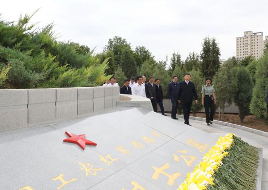  ↑2019年8月20日，习近平在甘肃张掖市高台县，瞻仰中国工农红军西路军纪念碑和阵亡烈士公墓。