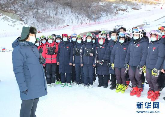  1月18日至20日，中共中央总书记、国家主席、中央军委主席习近平在北京、河北考察，并主持召开北京2022年冬奥会和冬残奥会筹办工作汇报会。这是18日下午，习近平在位于北京市延庆区的国家高山滑雪中心，同赛场保障工作人员、运动员、教练员等亲切交流。新华社记者 鞠鹏 摄