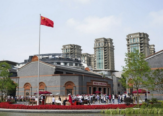  △观众排队进入位于上海的中共一大纪念馆参观（2021年6月12日摄）。