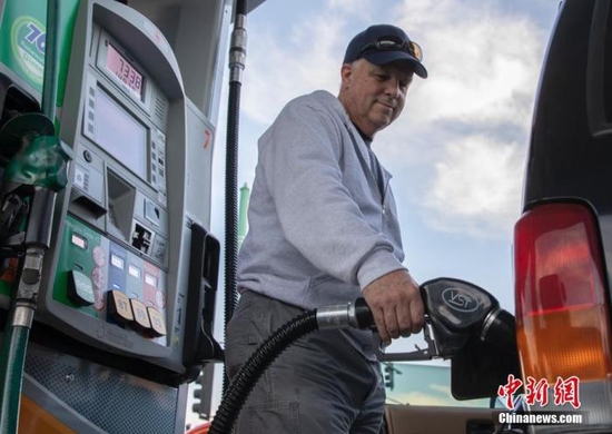 资料图：当地时间11月16日，一位车主在美国加州圣马刁县一处加油站内加油。据美国汽车协会的数据，加利福尼亚州的汽油价格当日创下历史新高，每加仑普通汽油的平均价格飙升至4.687美元，居全美各州之首。 中新社记者 刘关关 摄