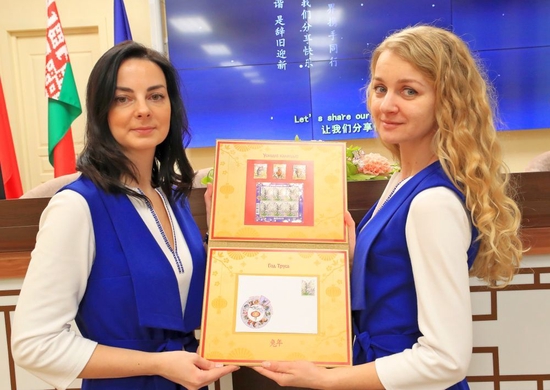  白俄罗斯国立大学孔子学院在明斯克举办《东方历法：兔年》邮票和首日封发行仪式。工作人员展示白俄罗斯通信与信息化部发行的中国兔年邮票和首日封。