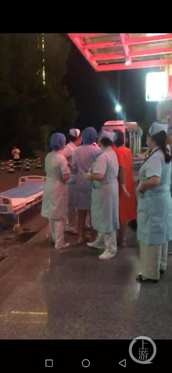 ▲鹤峰当地医护人员在等待获救伤员。