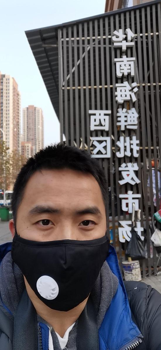 ↑ 2019年12月31日,新华社记者肖艺九在华南海鲜市场采访结束后自拍。