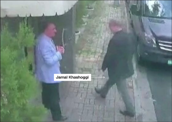 监控画面显示，卡舒吉进入领事馆当天身穿黑色西装外套，灰色裤子和皮鞋。（图源：CNN）