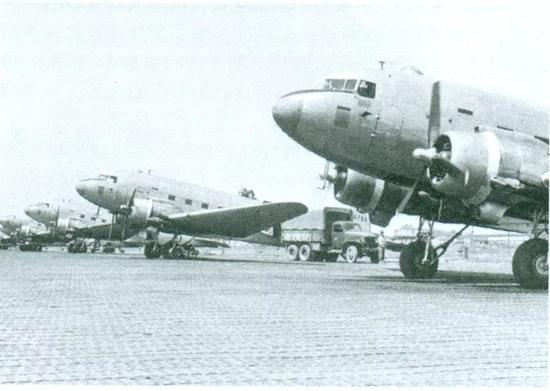 图为法军C-47运输机，法国兵力虽少，但其强大的运输能力提供了稳健的后勤