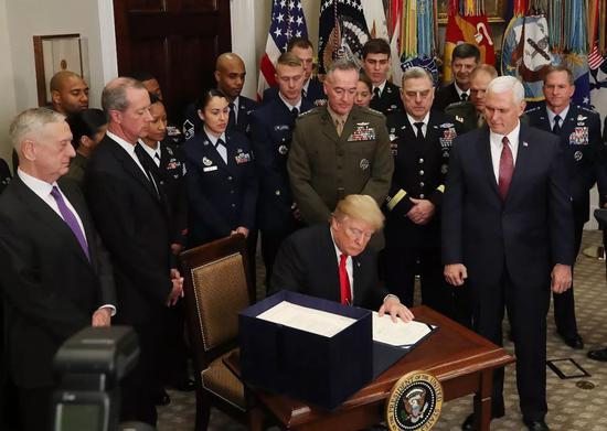 ▲资料图片：2017年12月12日，美国华盛顿，美国总统特朗普签署了一项7000亿美元的国防预算法案，包括增加在导弹防御计划方面的支出。