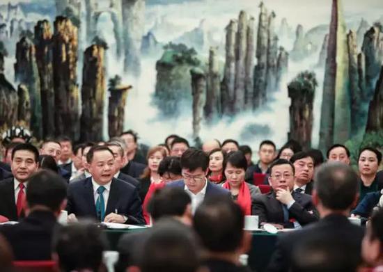 两会照片:2019两会现场照片精选 周强张军与人握手打招呼 3月7日,北京人民大会堂湖南厅,湖南代表团举行开放团组会议,湖南省衡阳市委书记郑建新代表(左二)发言。中国青年报·中青在线 中国青年网记者 李建泉/摄