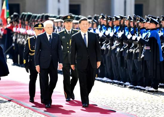  3月22日，国家主席习近平在罗马同意大利总统马塔雷拉举行会谈。会谈前，马塔雷拉总统为习近平举行隆重欢迎仪式。（新华社记者谢环驰摄）