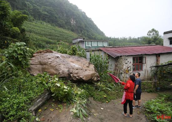 珙縣白巖村地震滾下的落石