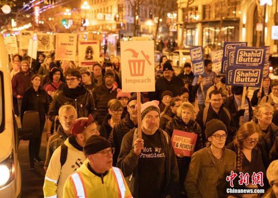 当地时间12月17日,两千多人在美国旧金山市中心集会,支持弹劾总统特朗普。中新社记者 刘关关 摄