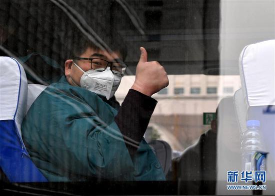  1月26日，河南省医疗队队员、来自郑州大学第二附属医院的张超奇向送行的人告别。当日，河南省医疗队从郑州出发前往武汉。新华社记者 李嘉南 摄