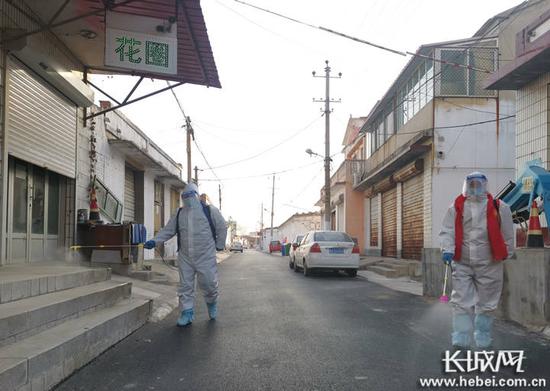 南宫市对公共场所进行全面消杀。 南宫市融媒体中心供图