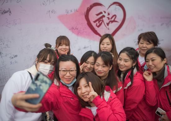 3月13日，上海第四批中医医疗队龙华医院医护人员在武汉大学合影自拍。