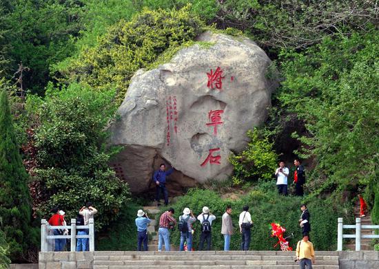 △2011年4月23日，人们在新县红四方面军将士纪念馆景区内参观。新华社记者 王颂 摄