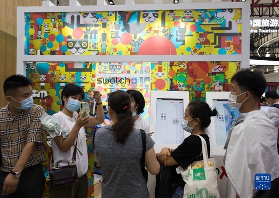 2021年5月10日，参观者在中国海口的消博会时尚生活展区瑞士馆咨询了解个性腕表定制服务。新华社记者 金立旺 摄