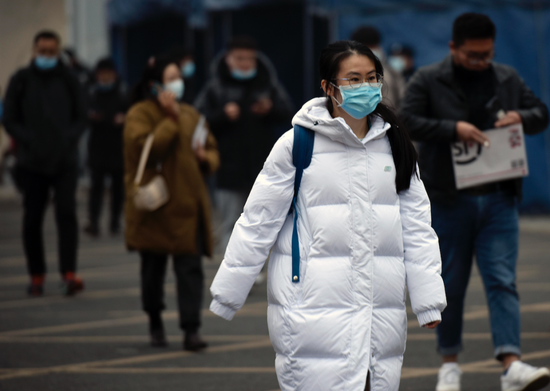 2021年12月11日，江苏省淮安市清中学考点，考生考完下午的申论科目走出考场。当日，2022年度考试录用公务员开考，江苏省淮安市考区共设16个考点、905个考场，参加考试人数达27000多人。图/IC