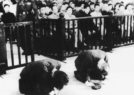  1956年，日本战犯在沈阳特别军事法庭上跪地谢罪。