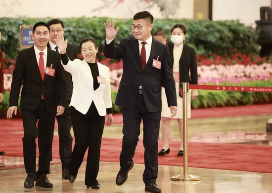 刘秀祥、杨新泉、石玉莲、安长明代表（自左至右）步入“党代表通道”，准备接受采访。新华社记者 邢广利 摄