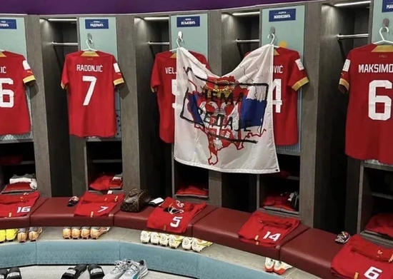 塞尔维亚队更衣室里被指责引起争议的旗帜