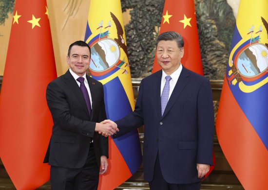 6月27日上午，国家主席习近平在北京人民大会堂会见来华出席夏季达沃斯论坛的厄瓜多尔总统诺沃亚。新华社记者 黄敬文 摄