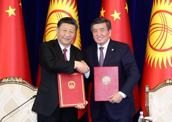 这是会谈结束后，两国元首共同签署《中华人民共和国和吉尔吉斯共和国关于进一步深化全面战略伙伴关系的联合声明》。新华社记者 丁林 摄