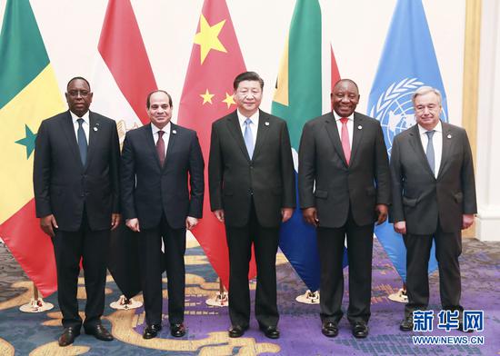 6月28日，国家主席习近平在大阪主持中非领导人会晤。中非合作论坛前任非方共同主席国南非总统拉马福萨、非洲联盟轮值主席国埃及总统塞西、中非合作论坛现任非方共同主席国塞内加尔总统萨勒和联合国秘书长古特雷斯出席。 新华社记者 庞兴雷 摄