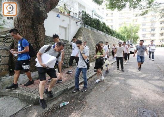  民众步行到黎智英住所外（图片来源：香港“东网”）