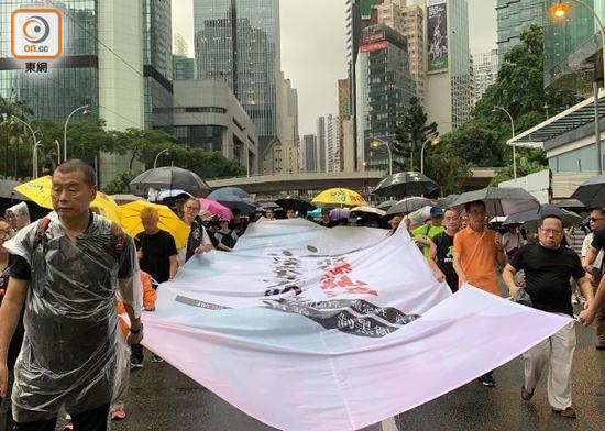 黎智英出现在集会现场(图源:香港“东网”)