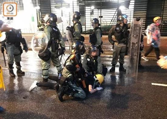  （有示威者被制服。图源：香港“东网”）