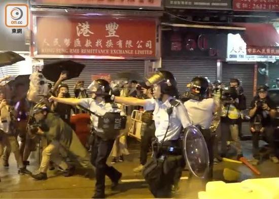 （有警员拔出手枪指向示威者。图源：香港“东网”）