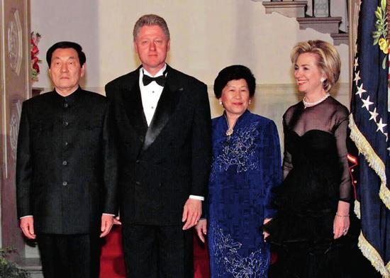 　　1999年4月8日，美国总统克林顿在白宫举行盛大晚宴，欢迎中国总理朱镕基对美国进行正式访问。图/新华