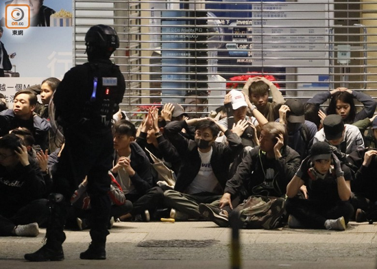  示威者涉暴被警方截查 图源：东网