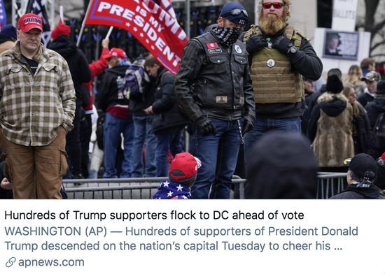 在国会认证前，数百名特朗普支持者涌向华盛顿特区。/ 美联社报道截图