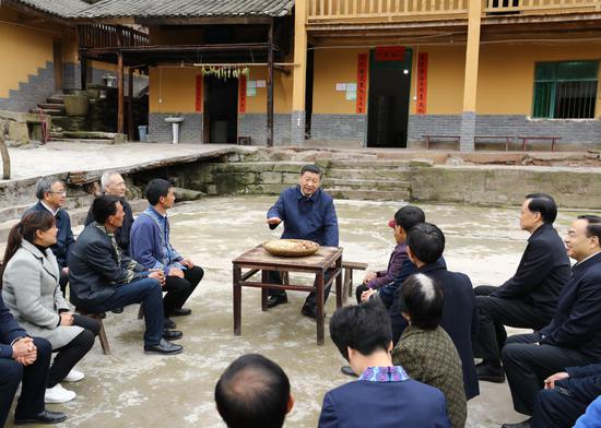  ↑2019年4月15日，习近平在重庆石柱土家族自治县中益乡华溪村同村民代表、基层干部、扶贫干部、乡村医生等围坐在一起，共话脱贫攻坚。